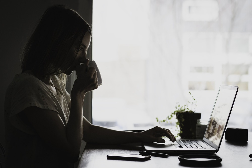 ragazza che si informa sulle novità